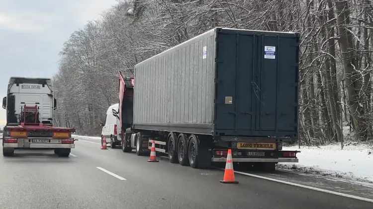 Zepsuty tir na poboczu obwodnicy oznacza... problemy innych kierowców. 