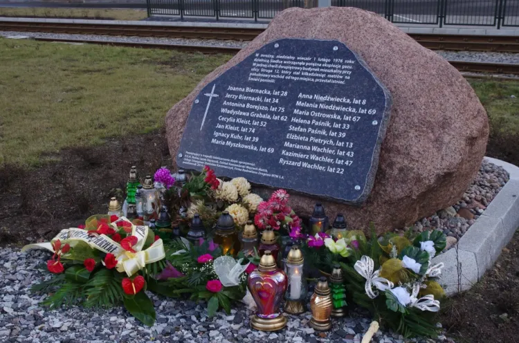 Głaz upamiętnia 17 ofiar wybuchu gazu na Siedlcach z 1976 roku.