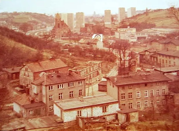 Skrzyżowanie ul. Nowolipie i Kartuskiej w Emaus, koniec lat 70. Budynki na pierwszym planie zostały rozebrane podczas rozbudowy ul. Nowolipie. W głębi widoczny kościół pw. św. Franciszka z Asyżu i bloki na Siedlcach. 