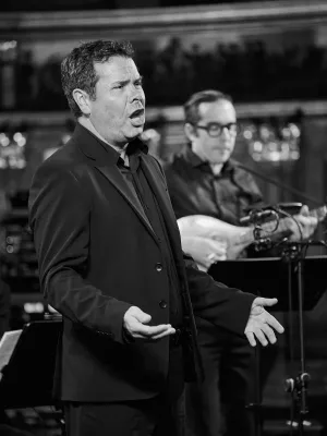 Szczególne uznanie zdobył tenor Robert Getchell, który zachwycił piękną barwą głosu, a także mistrzowską dykcją i wrażliwością w ariach wykonywanych w języku irlandzkim - niełatwym, ale dzięki jego interpretacjom - niezwykle plastycznym i śpiewnym.