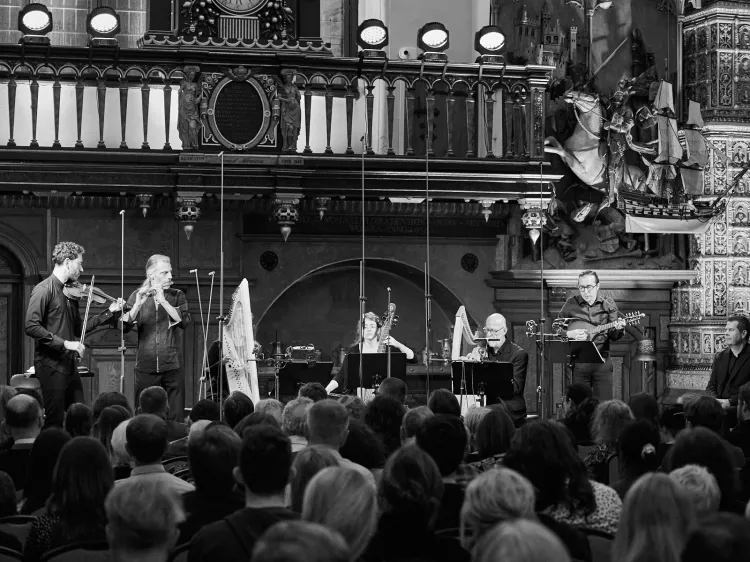 Finałowy koncert - odbywający się w Niedzielę Wielkanocną w Dworze Artusa - był dla wielu słuchaczy zaskoczeniem: program wieczoru zdominowała bowiem... muzyka irlandzka w wykonaniu znanych z poprzednich edycji Actus Humanus Les Musiciens de Saint-Julien pod dyr. François Lazarevitcha.