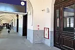 W ostatnim lokalu w skrzydle dworca trwają prace aranżacyjne nowej kawiarni. Trudno dostrzec, co dzieje się w środku, bo okna i drzwi są zafoliowane. 