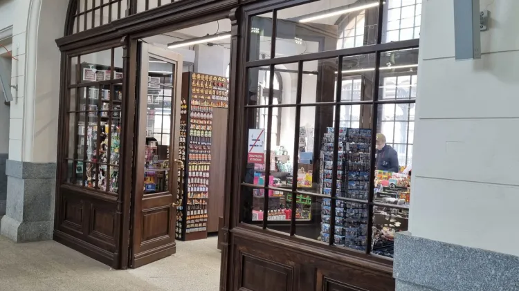 Pod koniec kwietnia w holu głównym otworzył się sklep z pamiątkami. 