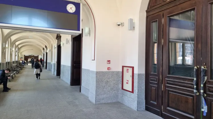 W ostatnim lokalu w skrzydle dworca trwają prace aranżacyjne nowej kawiarni. Trudno dostrzec, co dzieje się w środku, bo okna i drzwi są zafoliowane. 