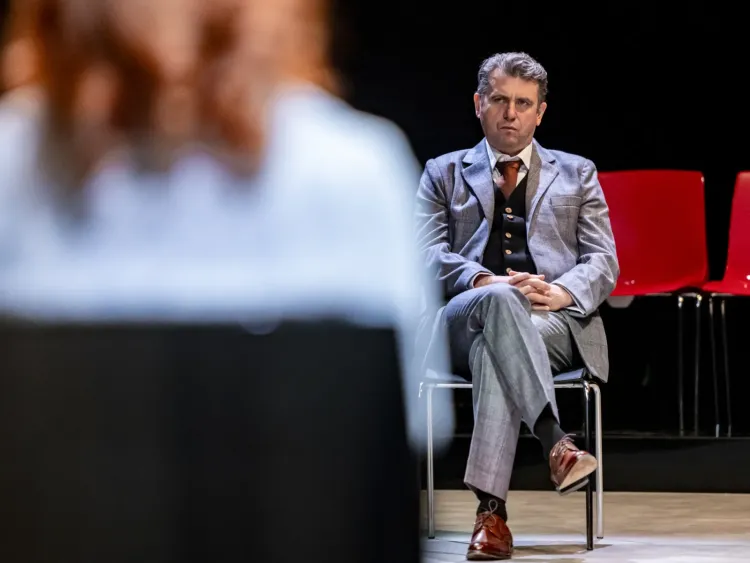 Oskarżony Christian (Maciej Konopiński) bardzo długo intryguje przysłuchiwaniem się zwierzeniom byłej kochanki i zeznaniom świadków bez jakiejkolwiek reakcji.