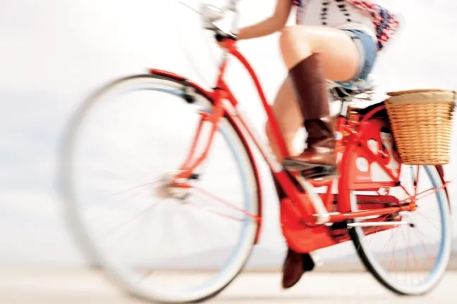 Rower nie jest tylko zwykłym środkiem transportu, ale często dodatkiem do garderoby. 