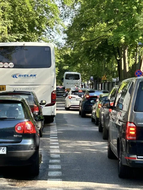 Tak we wtorek wyglądała ul. Haffnera w Sopocie. Autobusy z wycieczkami blokowały ruch i miejsca parkingowe.