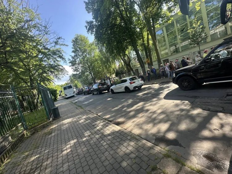 Tak we wtorek wyglądała ul. Haffnera w Sopocie. Autobusy z wycieczkami blokowały ruch i miejsca parkingowe.