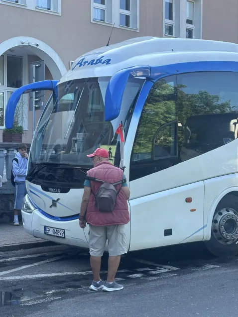 Tak we wtorek wyglądała ul. Haffnera w Sopocie. Autobusy z wycieczkami blokowały ruch i miejsca parkingowe.