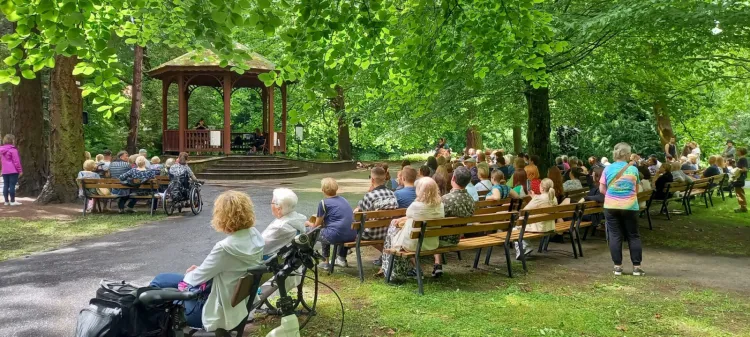 W soboty w czerwcu i lipcu, o godzinie 12.00, w urokliwej altanie parku oliwskiego będzie rozbrzmiewać muzyka - od klasyki, przez jazz i folk, aż po współczesne interpretacje znanych przebojów. Wstęp na wszystkie koncerty jest wolny. 