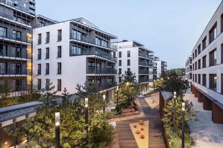 Waterfront, Gdynia Śródmieście. Dwa budynki z pozostałymi w sprzedaży lokalami powstały wzdłuż zielonego pasażu. Na parterze znajdują się lokale usługowe. 