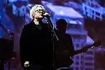 Gościnnie wystąpiła także Elisabeth Fraser, legendarna wokalistka Cocteau Twins. 