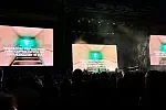 Na ekranach, tak jak podczas poprzednich koncertów Massive Attack, pojawiły się komunikaty w języku polskim oraz fragmenty filmów.