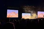 Na ekranach, tak jak podczas poprzednich koncertów Massive Attack, pojawiły się komunikaty w języku polskim oraz fragmenty filmów.