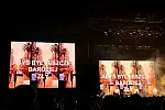 Na ekranach, tak jak podczas poprzednich koncertów Massive Attack, pojawiły się komunikaty w języku polskim oraz fragmenty filmów.