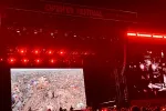 Na ekranach, tak jak podczas poprzednich koncertów Massive Attack, pojawiły się komunikaty w języku polskim oraz fragmenty filmów.