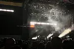 Na ekranach, tak jak podczas poprzednich koncertów Massive Attack, pojawiły się komunikaty w języku polskim oraz fragmenty filmów.