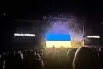 Na ekranach, tak jak podczas poprzednich koncertów Massive Attack, pojawiły się komunikaty w języku polskim oraz fragmenty filmów.