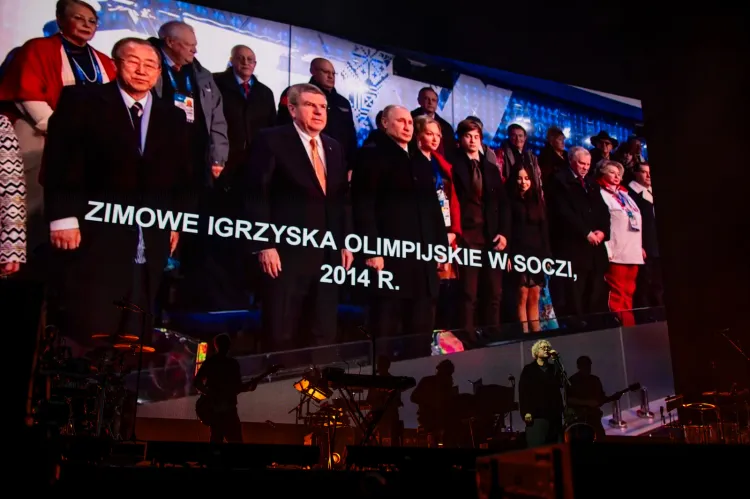Na ekranach, tak jak podczas poprzednich koncertów Massive Attack, pojawiły się komunikaty w języku polskim oraz fragmenty filmów.