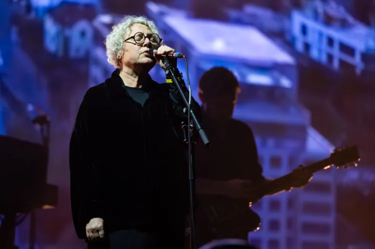 Gościnnie wystąpiła także Elisabeth Fraser, legendarna wokalistka Cocteau Twins. 