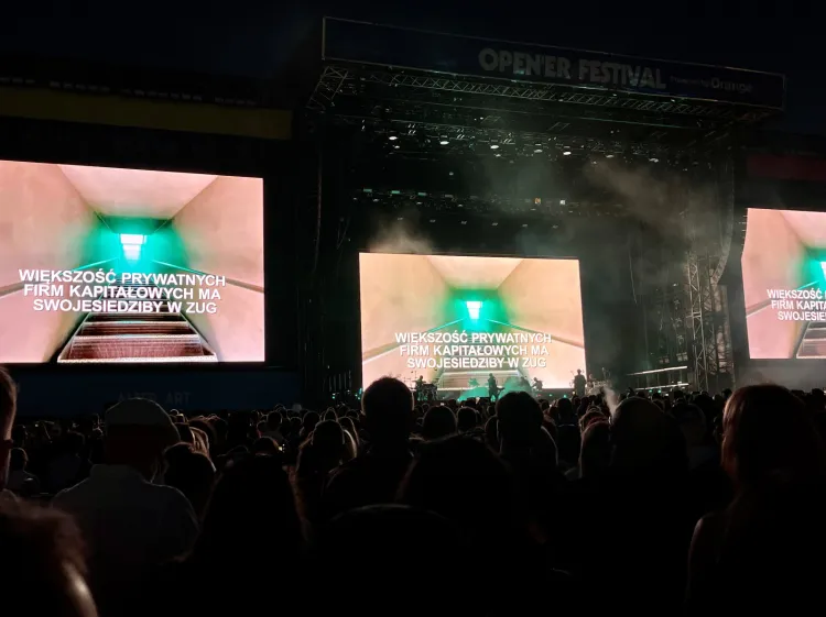 Na ekranach, tak jak podczas poprzednich koncertów Massive Attack, pojawiły się komunikaty w języku polskim oraz fragmenty filmów.
