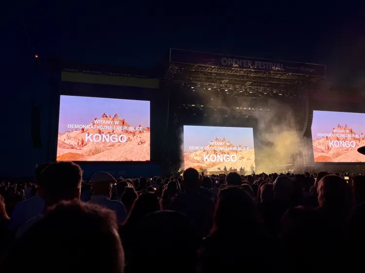 Na ekranach, tak jak podczas poprzednich koncertów Massive Attack, pojawiły się komunikaty w języku polskim oraz fragmenty filmów.