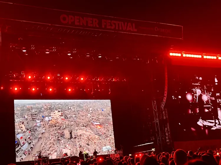 Na ekranach, tak jak podczas poprzednich koncertów Massive Attack, pojawiły się komunikaty w języku polskim oraz fragmenty filmów.