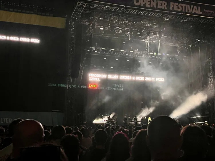 Na ekranach, tak jak podczas poprzednich koncertów Massive Attack, pojawiły się komunikaty w języku polskim oraz fragmenty filmów.