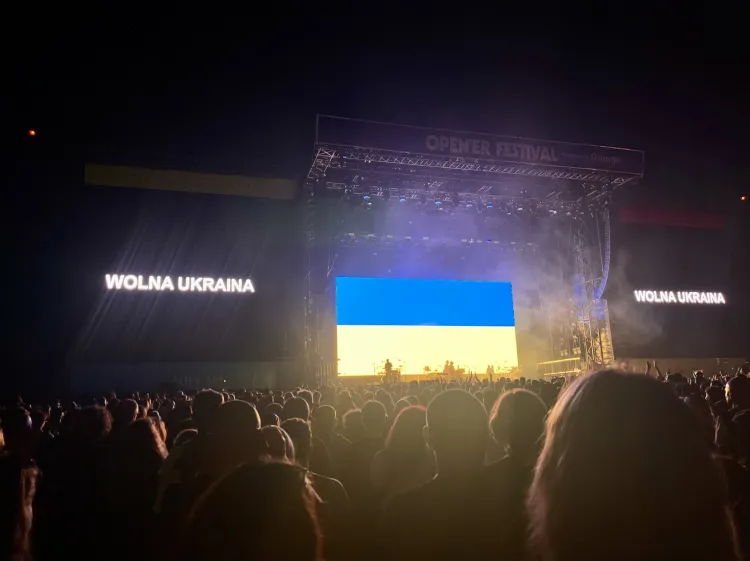 Na ekranach, tak jak podczas poprzednich koncertów Massive Attack, pojawiły się komunikaty w języku polskim oraz fragmenty filmów.