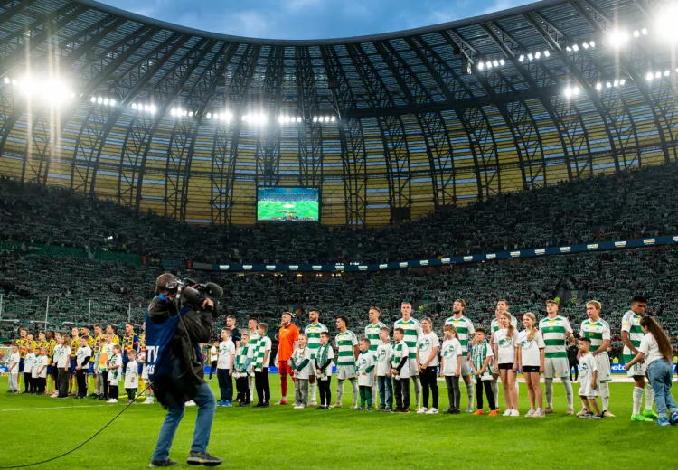 Po przerwie wrócą piłkarskie derby Trójmiasta w PKO BP Ekstraklasie, ale za Lechią Gdańsk i Arką Gdynia robi się coraz większa przepaść, gdyż zespołów z naszego regionu niema w kolejnych trzech klasach rozgrywkowych. 