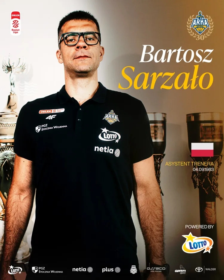 Bartosz Sarzało zostaje w AMW Arce Gdynia na czwarty kolejny sezon w roli asystenta trenera. Grafika pochodzi z social mediów Arki.