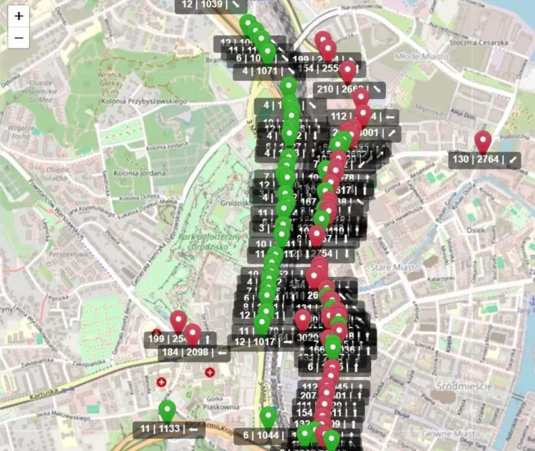Zielone znaczniki to tramwaje, czerwone - autobusy. Tak wyglądała poniedziałkowa kumulacja problemów z transportem publicznym w Gdańsku. 