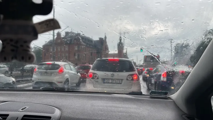 Remont w centrum, kolizje i ulewa - to idealny scenariusz na totalny paraliż miasta. Przekonaliśmy się o tym w poniedziałek, 7 lipca.