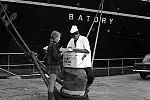 Lodziarz w porcie w Gdyni, 1970 r. Zdjęcie pochodzi z książki "Sekrety Sopotu".