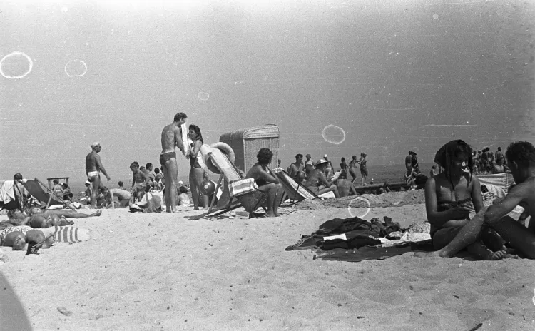 Sopocka plaża, lata 50. XX w. Fotografia z książki "Sekrety Sopotu".