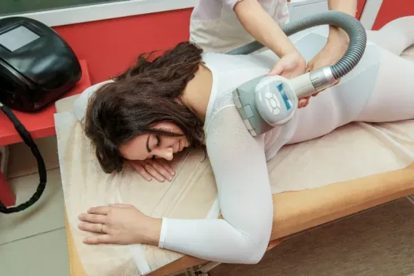 Jednym z takich zabiegów jest endermologia, czyli specjalistyczny masaż podciśnieniowy, którego celem jest poprawa krążenia, ujędrnienie skóry i wymodelowanie sylwetki. Najczęściej stosuje się serię zabiegów na uda, pośladki, brzuch i talię.