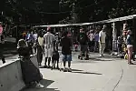 Poza sezonem pamiątki można kupić jedynie przy pętli autobusowej u parkingu. Latem kramy rozstawiają się przy drodze prowadzącej do Pomnika Obrońców Wybrzeża.