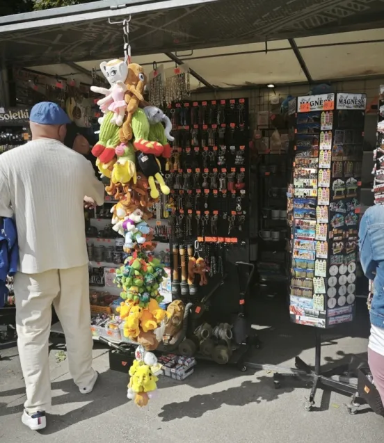 Pokemony, lalki Labubu, maskotki pluszowych zwierząt wyroby jubilerskie i maski przeciwgazowe można kupić na straganach stojących na terenie Westerplatte. 