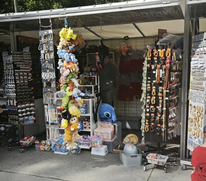 Pokemony, lalki Labubu, maskotki pluszowych zwierząt wyroby jubilerskie i maski przeciwgazowe można kupić na straganach stojących na terenie Westerplatte. 