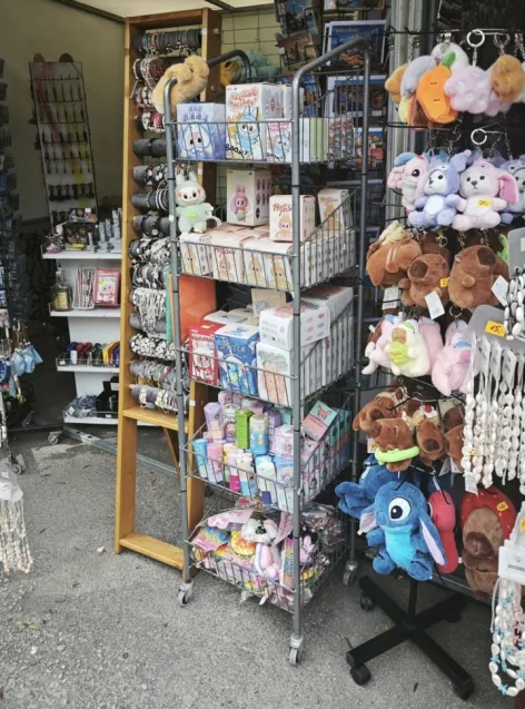 Pokemony, lalki Labubu, maskotki pluszowych zwierząt wyroby jubilerskie i maski przeciwgazowe można kupić na straganach stojących na terenie Westerplatte. 