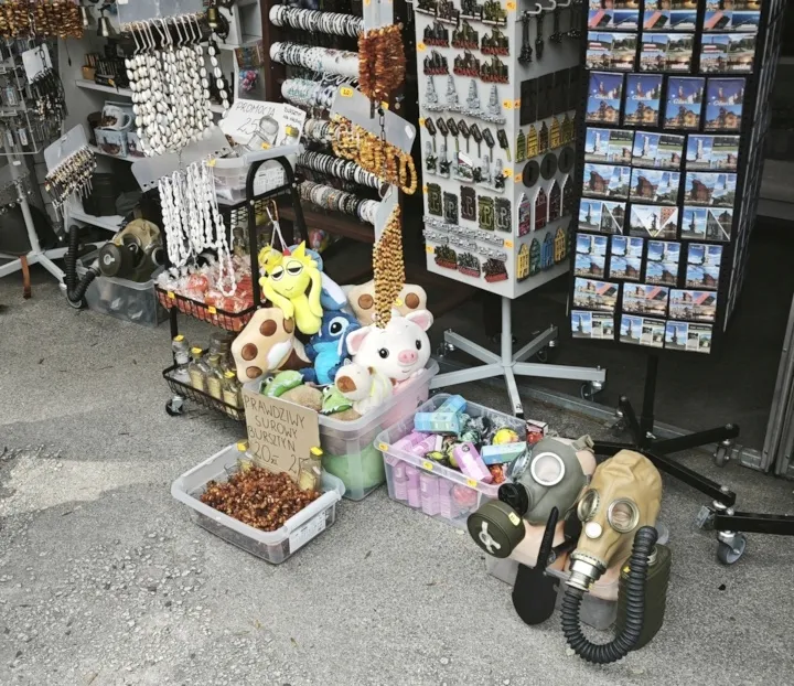 Pokemony, lalki Labubu, maskotki pluszowych zwierząt wyroby jubilerskie i maski przeciwgazowe można kupić na straganach stojących na terenie Westerplatte. 