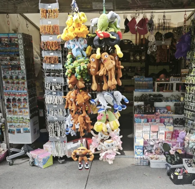 Pokemony, lalki Labubu, maskotki pluszowych zwierząt wyroby jubilerskie i maski przeciwgazowe można kupić na straganach stojących na terenie Westerplatte. 