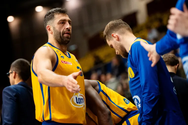 Adam Hrycaniuk zostaje w AMW Arce Gdynia na kolejny sezon.