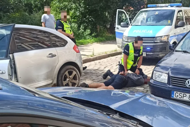 Pościg we Wrzeszczu zakończył się ujęciem dwóch z trzech osób podróżujących fordem. Zatrzymanie kierowcy to kwestia czasu - zapewniają policjanci (zdjęcie poglądowe).