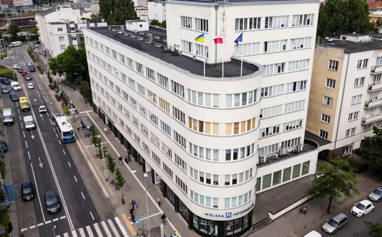 Przedwojenny biurowiec ZUS, dziś budynek Urzędu Miasta Gdyni przy ul. 10 Lutego 24 - przykład gdyńskiego modernizmu.