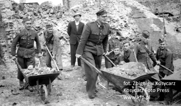 Przez lata po wojnie trwało odgruzowywanie Gdańska i budowa nowych budynków. 