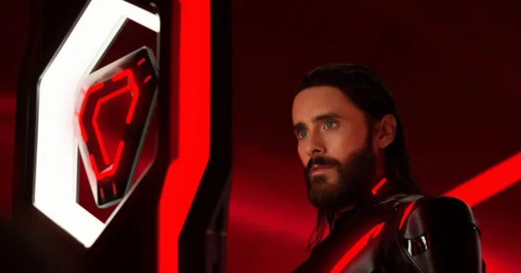 Tytułowy Ares (Jared Leto) to program, którego zadaniem jest przechwycenie w "realu" kodu umożliwiającego trwałe przenoszenie obiektów z wirtualnej do prawdziwej rzeczywistości. 