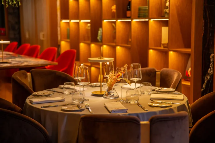 Restauracja Café Xander inspirowana jest kosmopolitycznym duchem, zaskakującą autorską kuchnią, eleganckim wnętrzem i swobodną atmosferą.