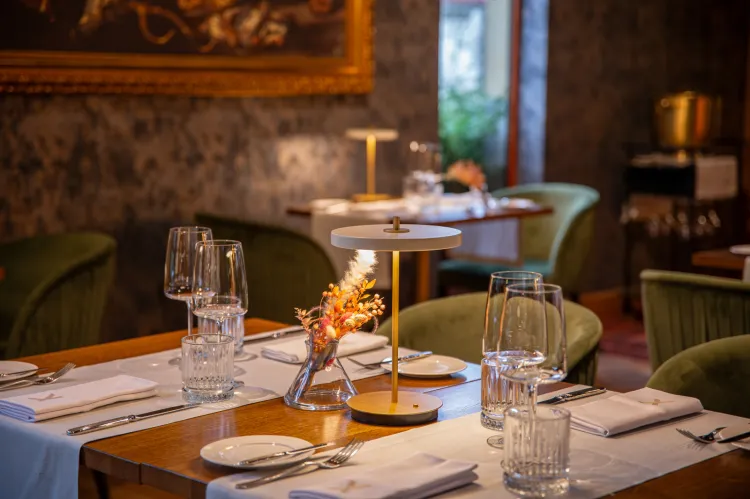 Restauracja Café Xander inspirowana jest kosmopolitycznym duchem, zaskakującą autorską kuchnią, eleganckim wnętrzem i swobodną atmosferą.