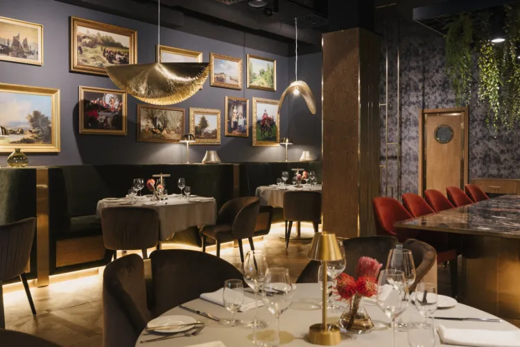 Restauracja Café Xander inspirowana jest kosmopolitycznym duchem, zaskakującą autorską kuchnią, eleganckim wnętrzem i swobodną atmosferą.